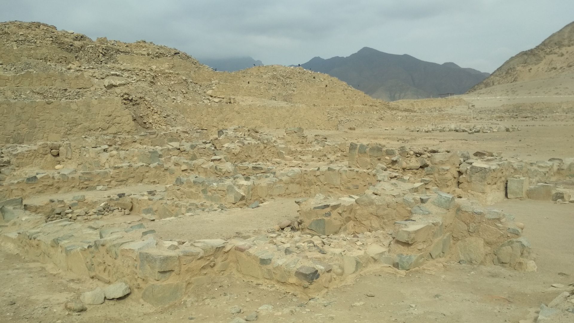 File:Construcciones en Caral 02.jpg