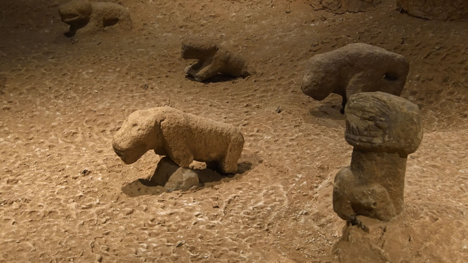 File:Urfa museum Animal statues Göbekli Tepe - Neolithic age 4778.jpg