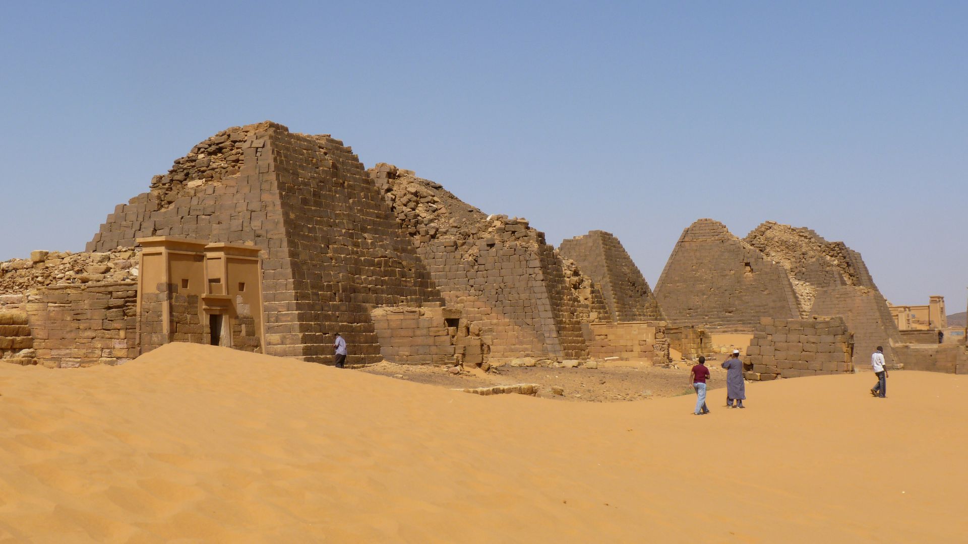File:Merowe Pyramids 2.jpg