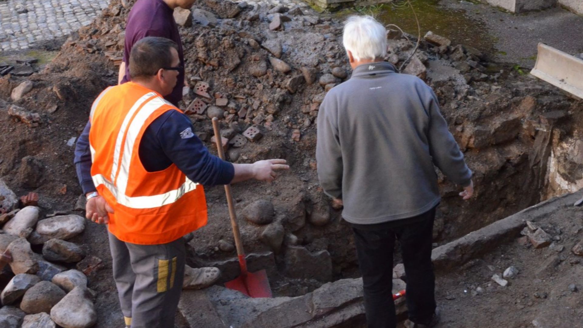 File:Thann synagogue bain rituel fouilles Inrap 17 mars 2014 06.jpg