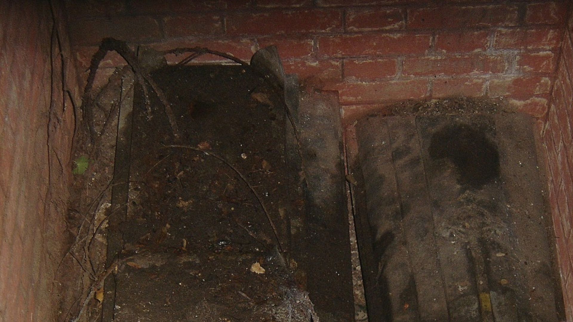 File:Andrian-Werburg burial vault 03.JPG