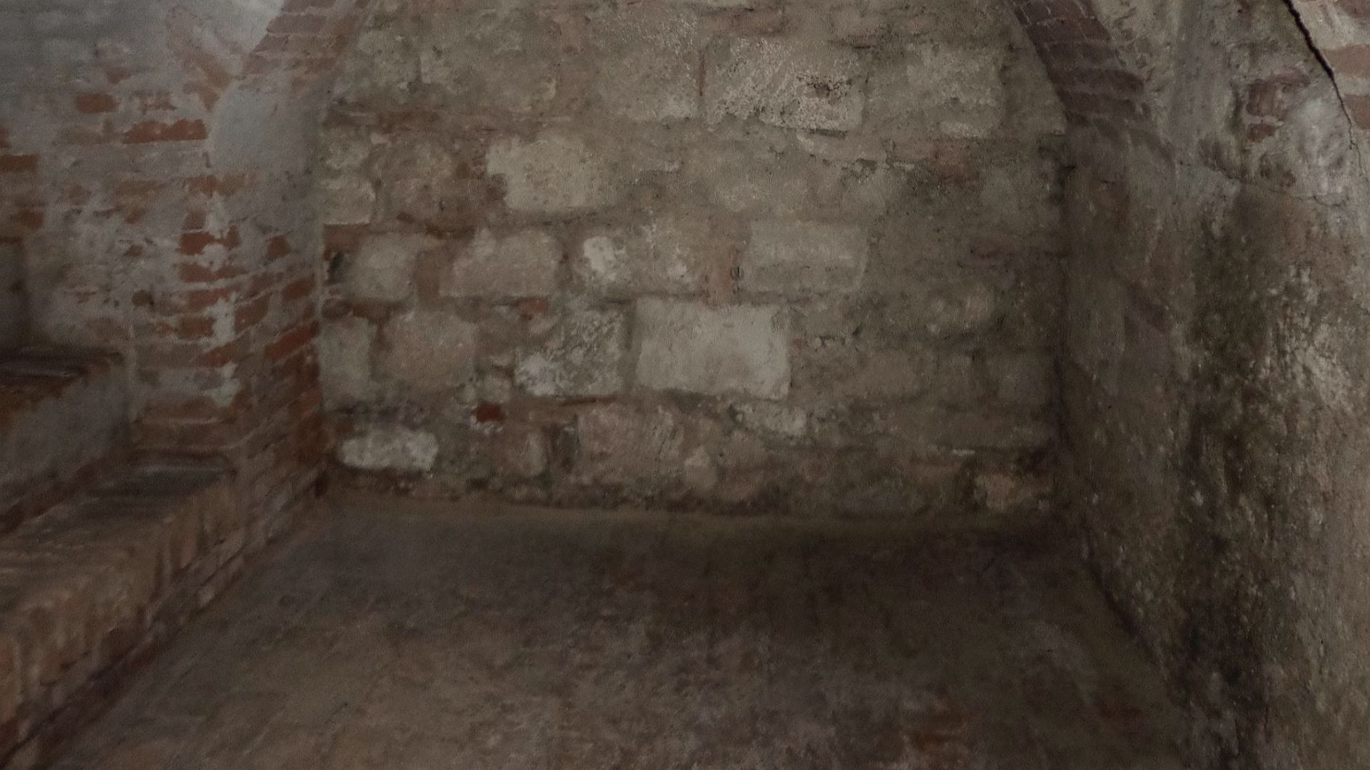 File:Prelates' burial vault (Stiftskirche Reichersberg) 13.png