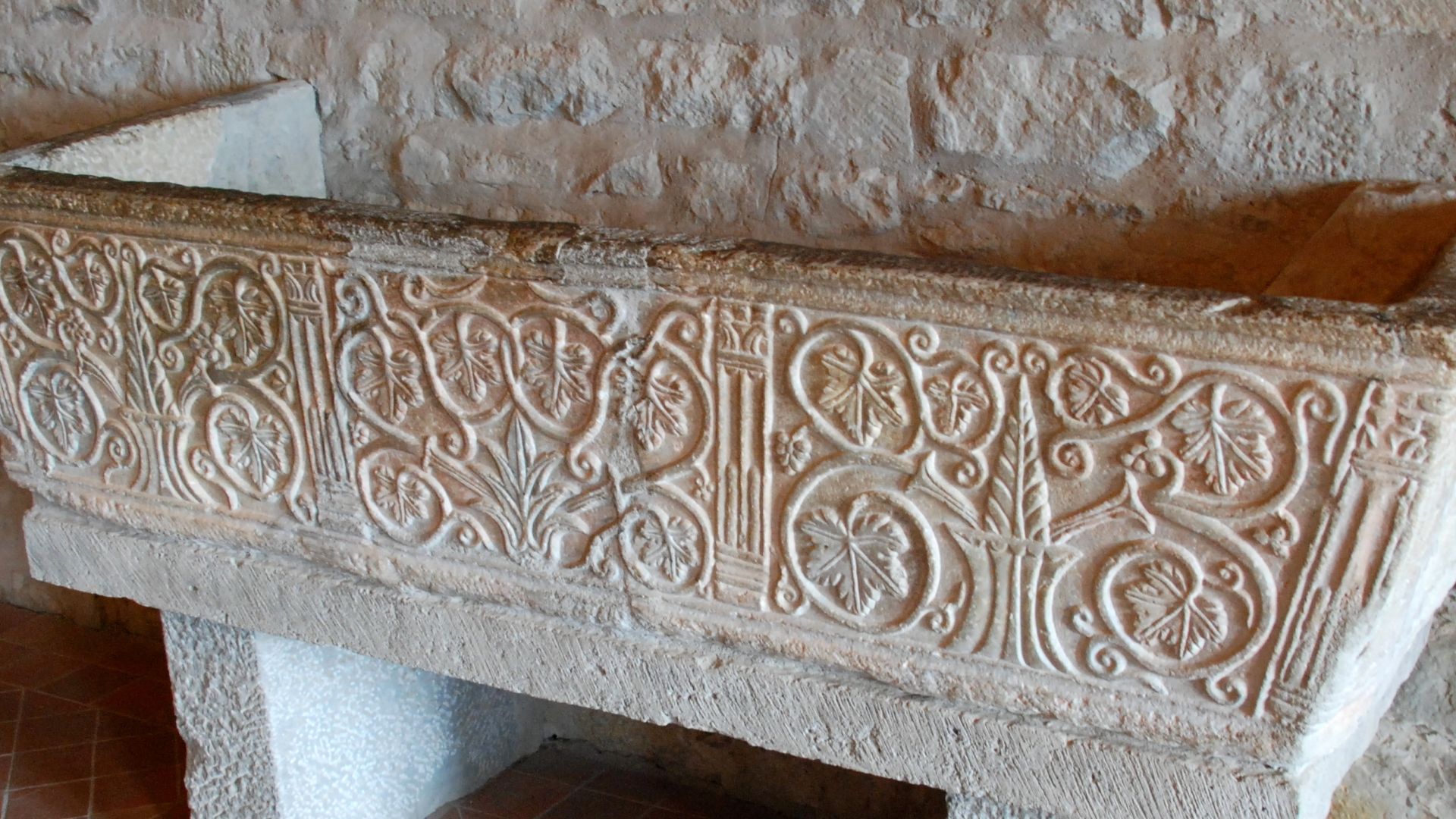 File:Christian sarcophagus Merovingian period Carcassonne.JPG