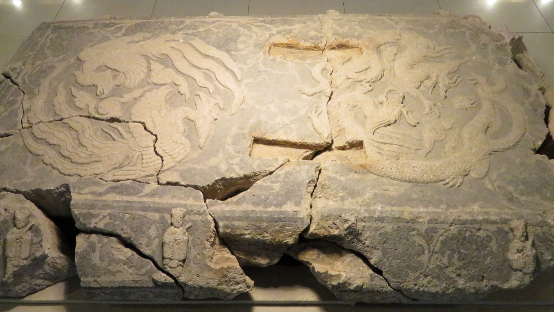 File:Stone coffin lid with dragon and phoenix engravings B.jpg