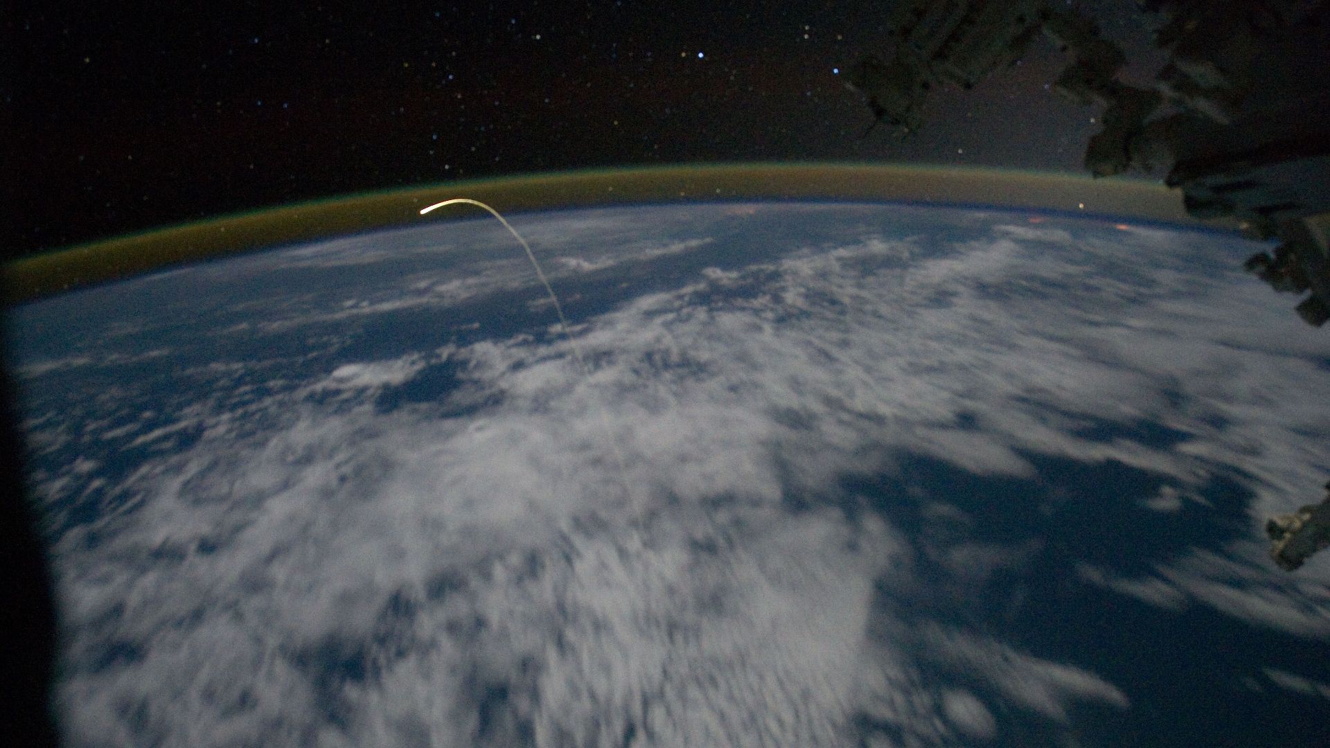 File:STS-135 Space Shuttle Atlantis reentry seen from the ISS.jpg