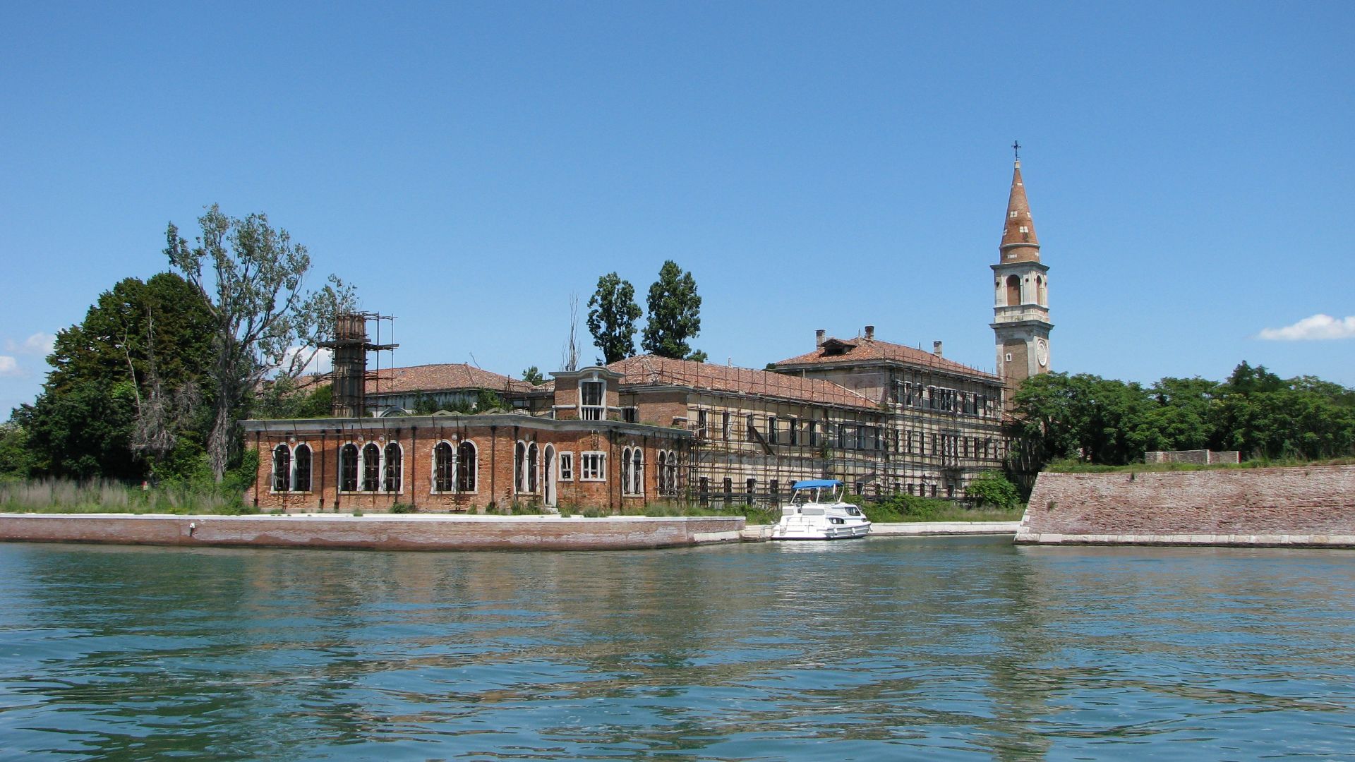 File:Poveglia Closeup of Hospital.jpg