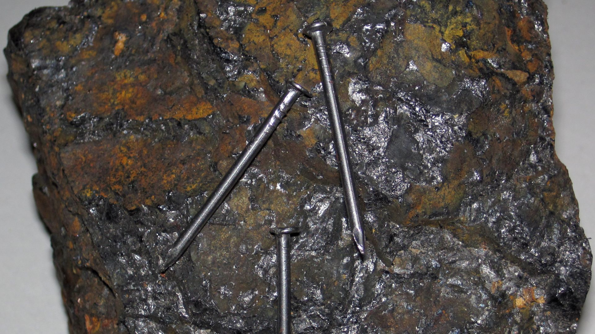 File:Lodestone (Magnet Cove Complex, mid-Cretaceous, 96-102 Ma; Magnet Cove, Arkansas, USA) 4.jpg