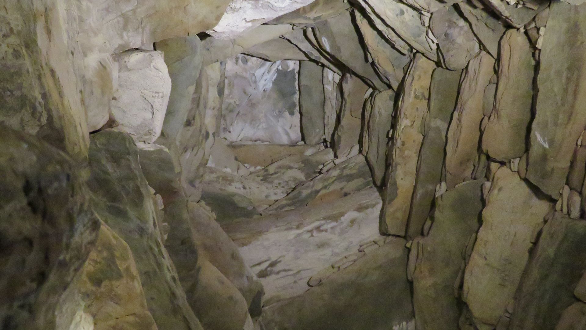 File:Corbelled ceiling of Newgrange passage tomb.jpg