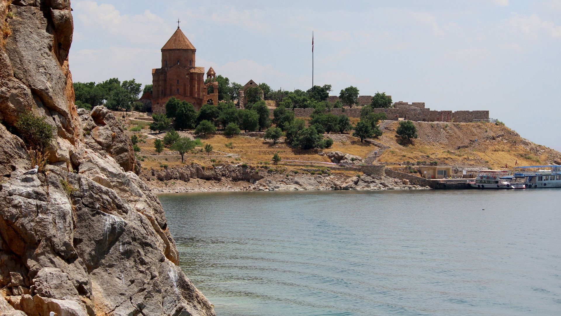 File:Lake Van and cathedral of the Holy Cross.jpg