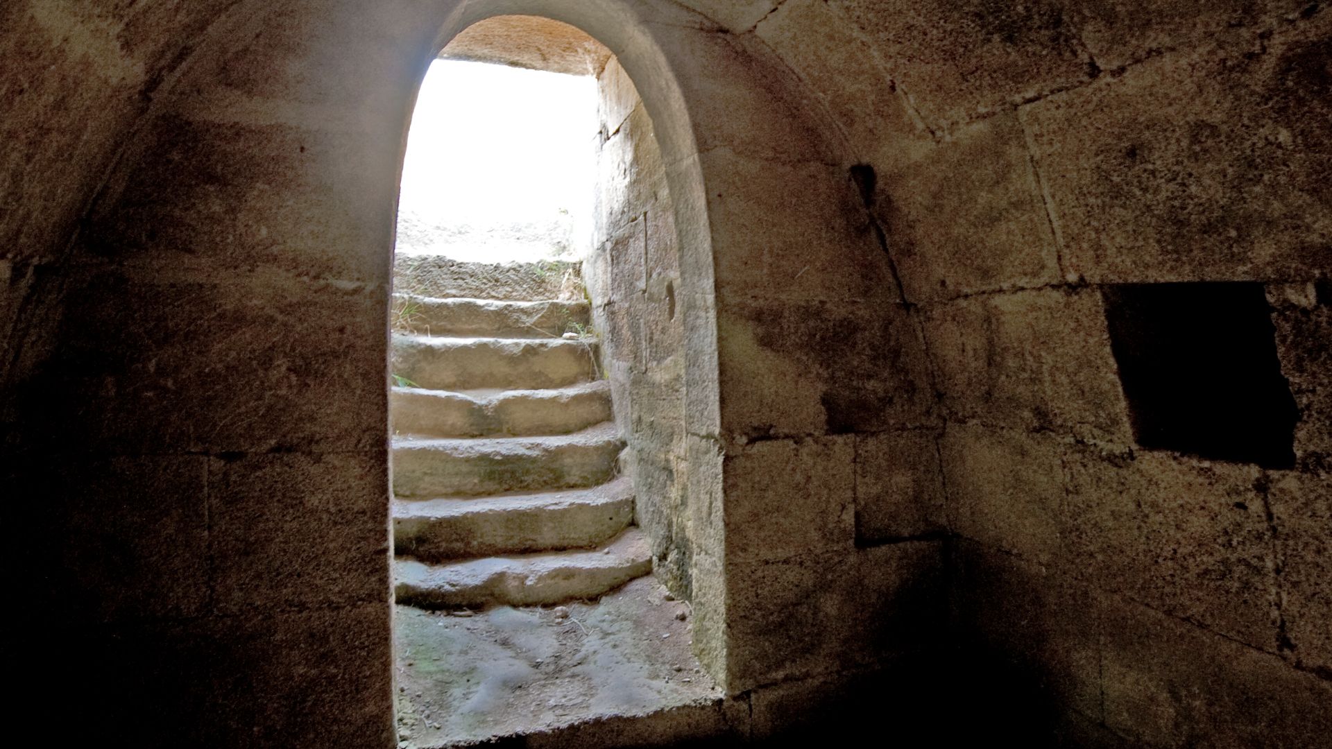 File:Ugarit House of Rapanu with burial vault 3959.jpg