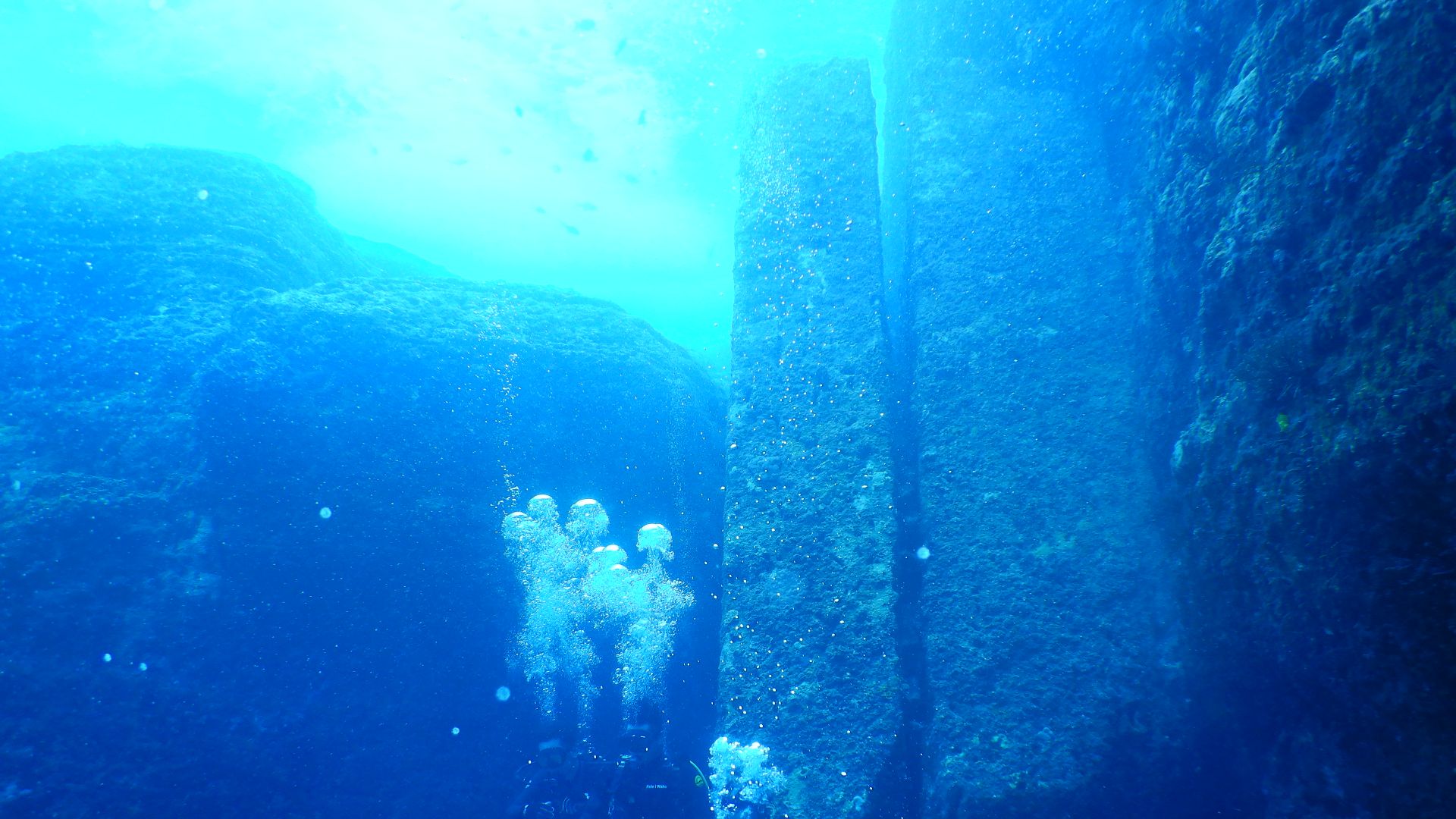 File:Yonaguni Monument Twin Megaliths with Divers.jpg