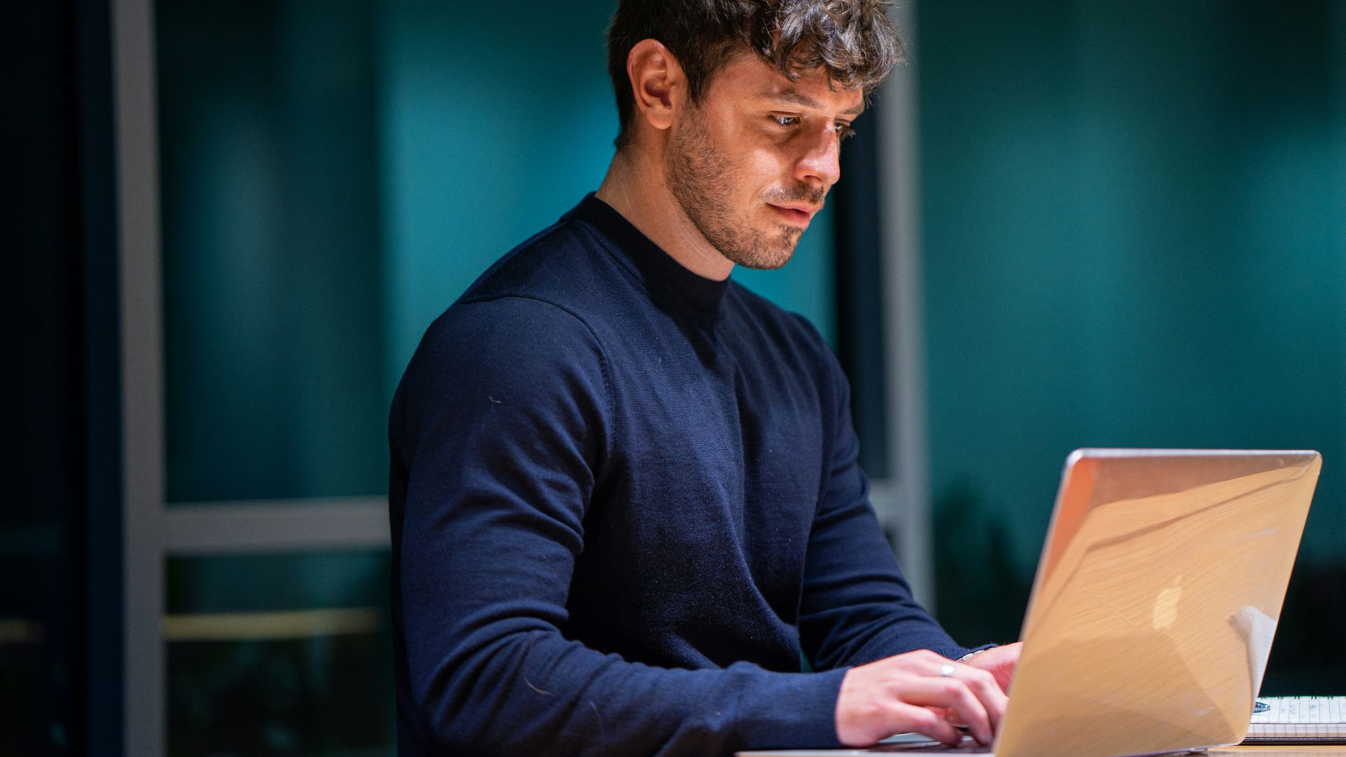 man in black long sleeve shirt using macbook