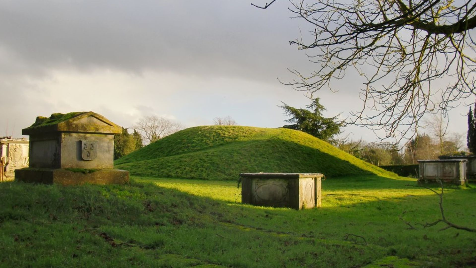 File:Taeppas Mound in the old churchyard, Taplow (geograph 3814805).jpg