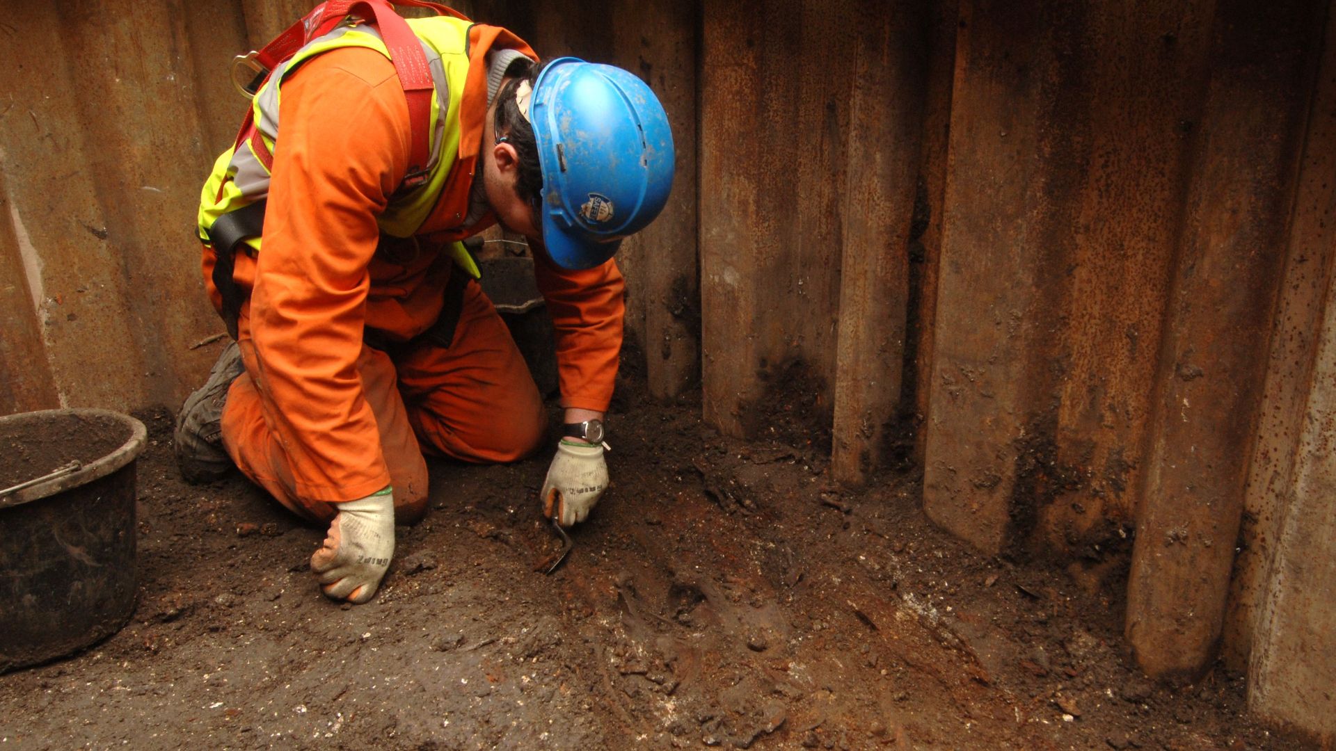 File:Senior Archaeologist Matt Ginnever excavation a sekleton at Liverpool Street Worksite, Liverpool Street (Crossrail XSM10).jpg