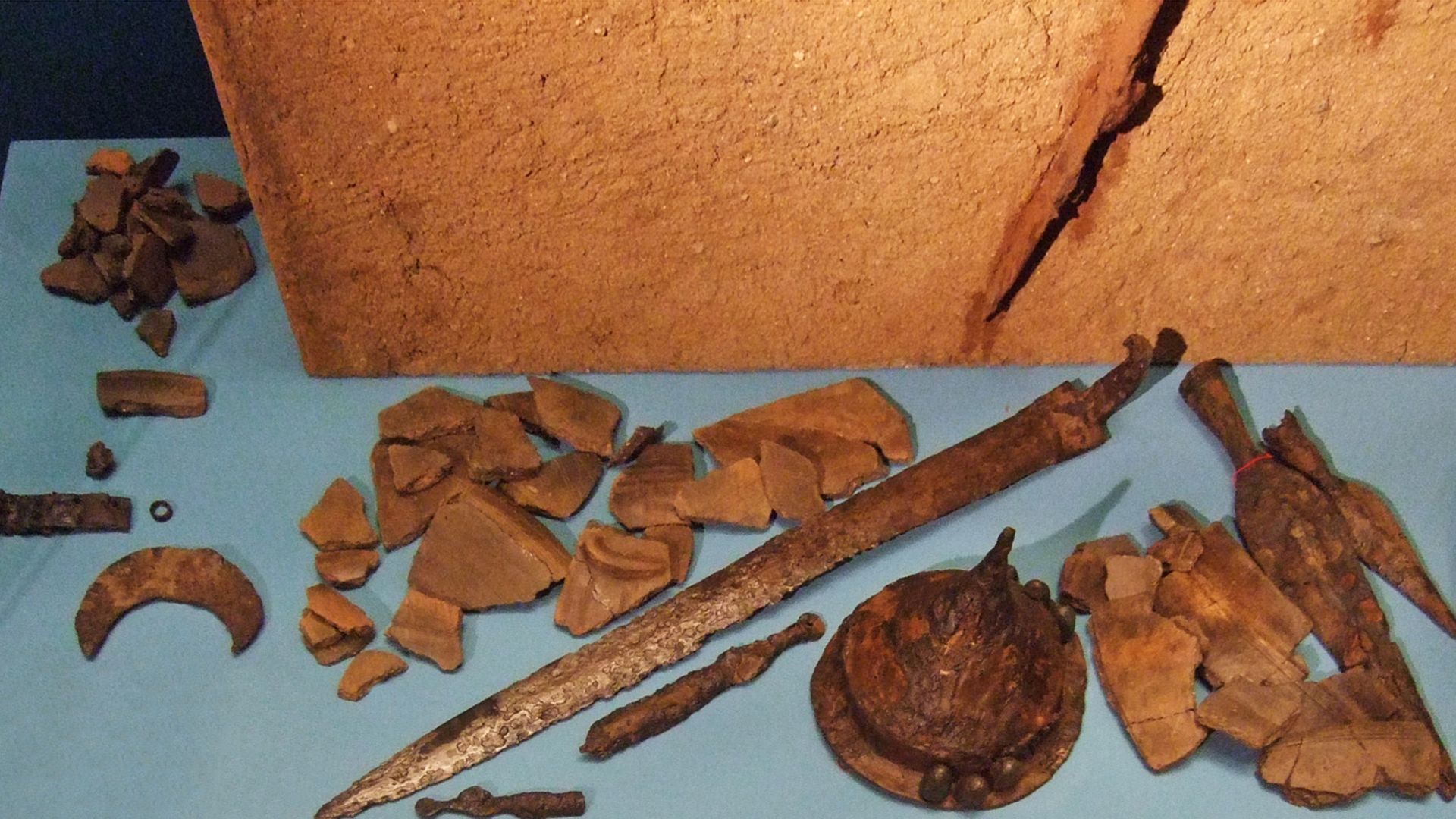 File:Lombard grave goods from Marmstorf.jpg
