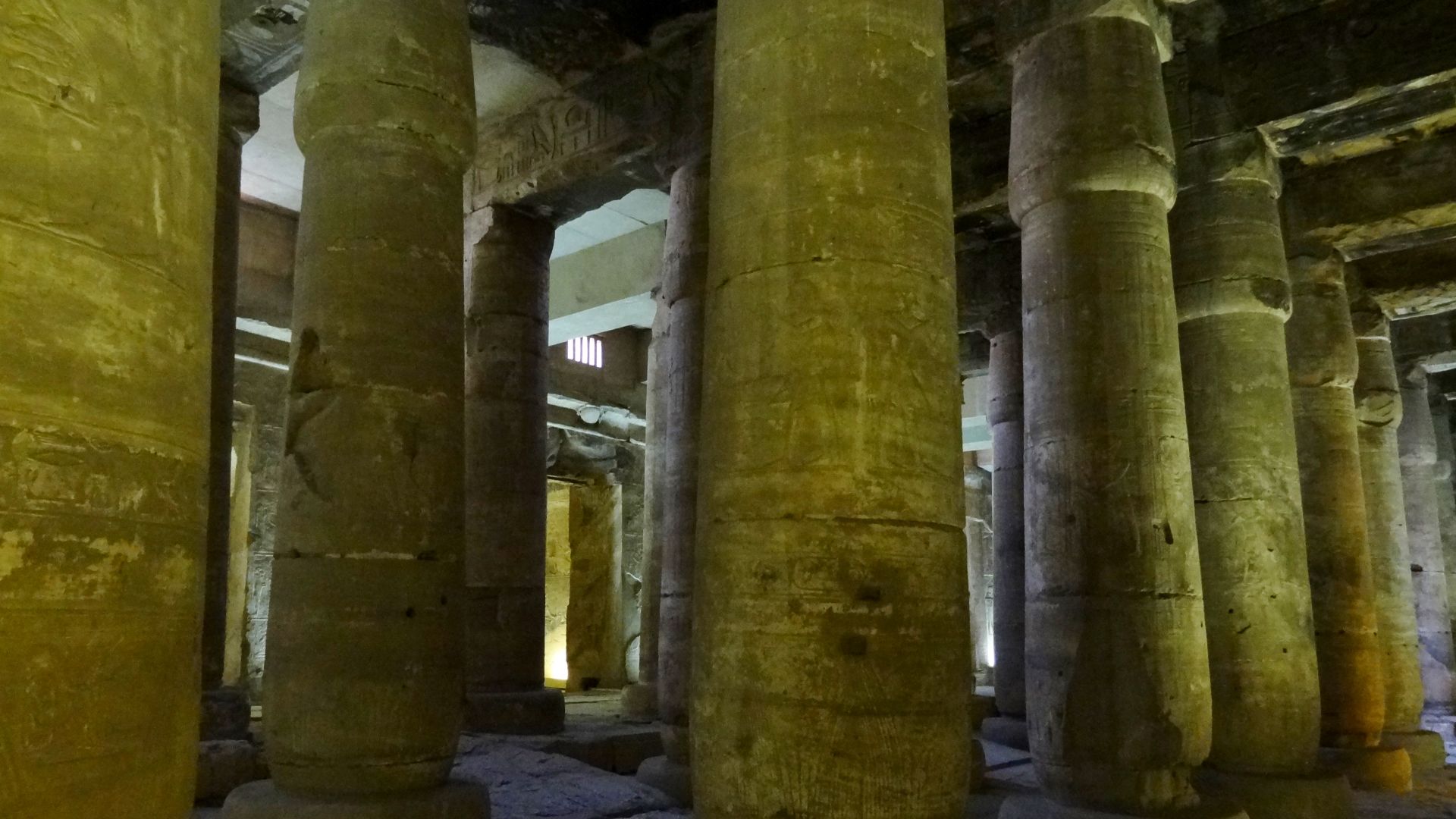 File:Abydos Opfertischsaal 02.jpg
