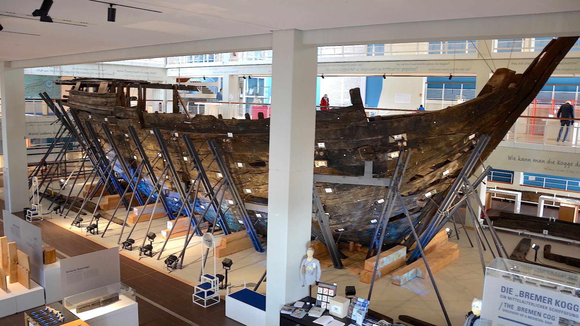 File:Bremer Kogge im Schifffahrtmuseum Bremerhaven.jpg