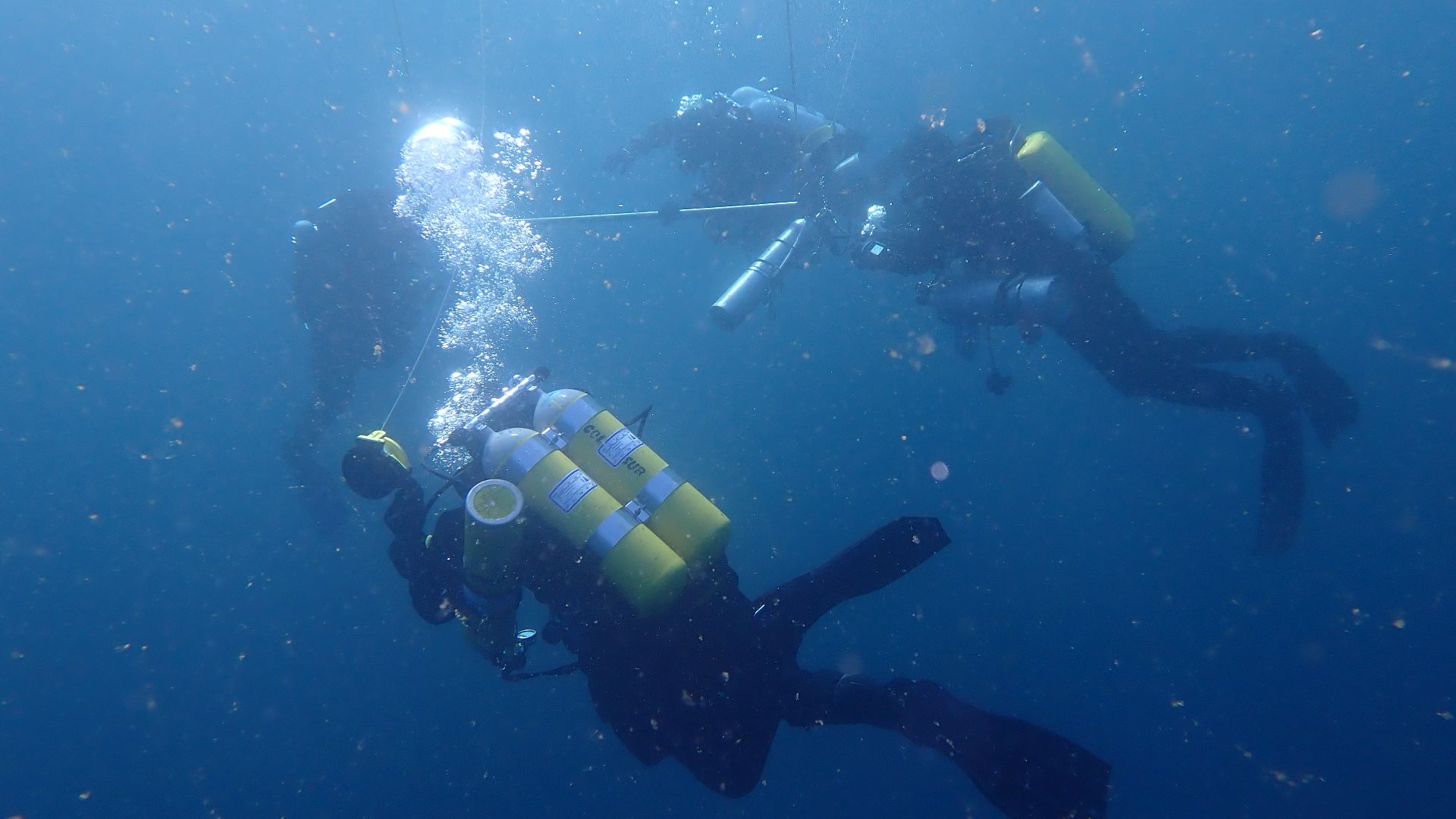 File:Divers gathering at the deco bar at Deep South Whittle Reef P5230301.jpg