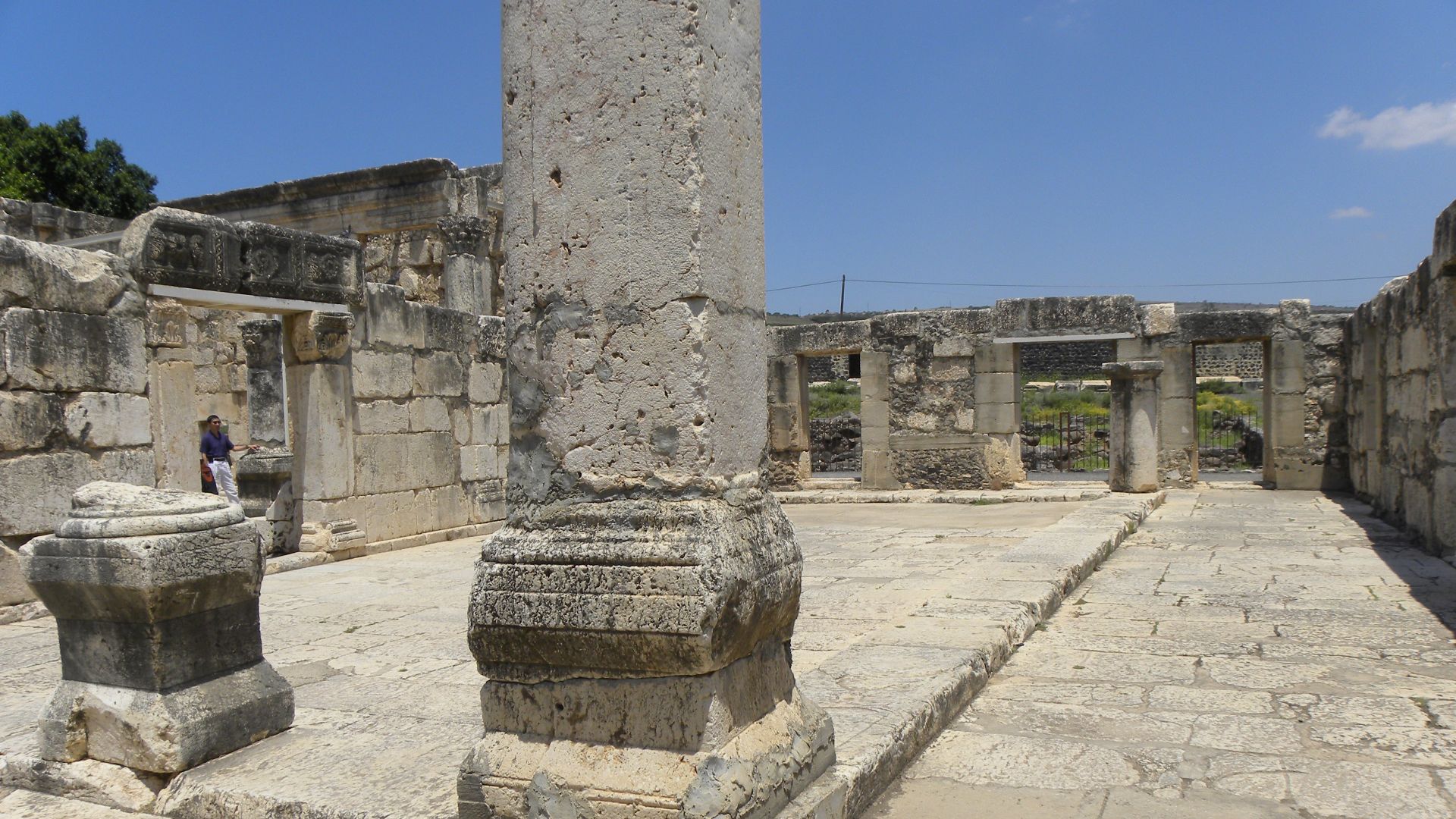 File:Side hall of Capernaum synagogue (5826956102).jpg
