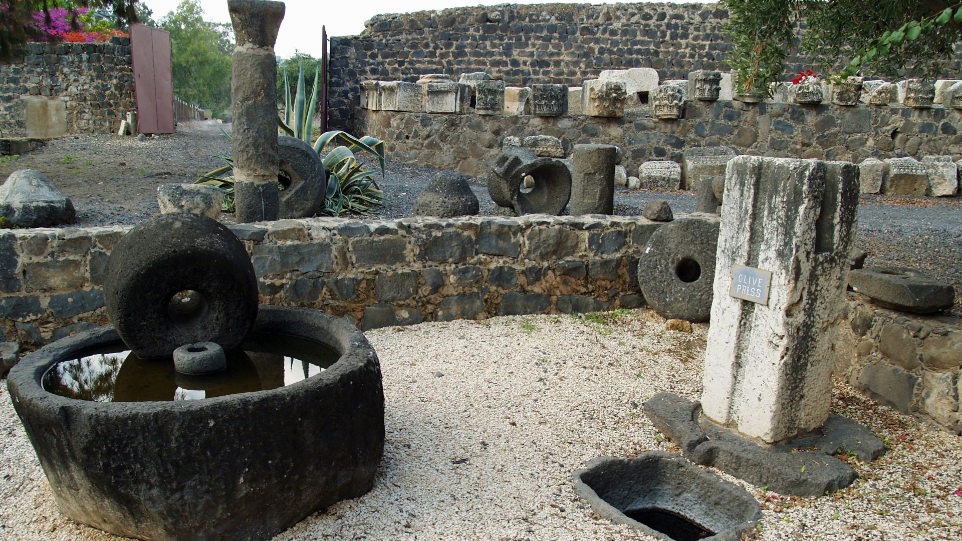 File:Capernaum roman olive press by David Shankbone.jpg
