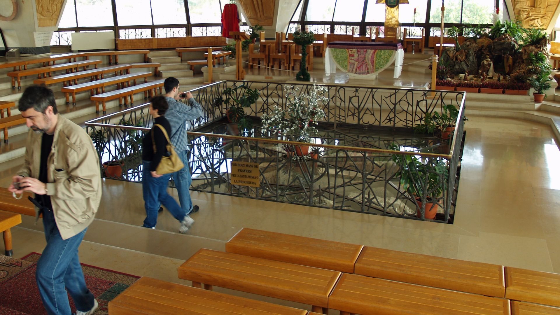 File:Capernaum modern church interior by David Shankbone.jpg