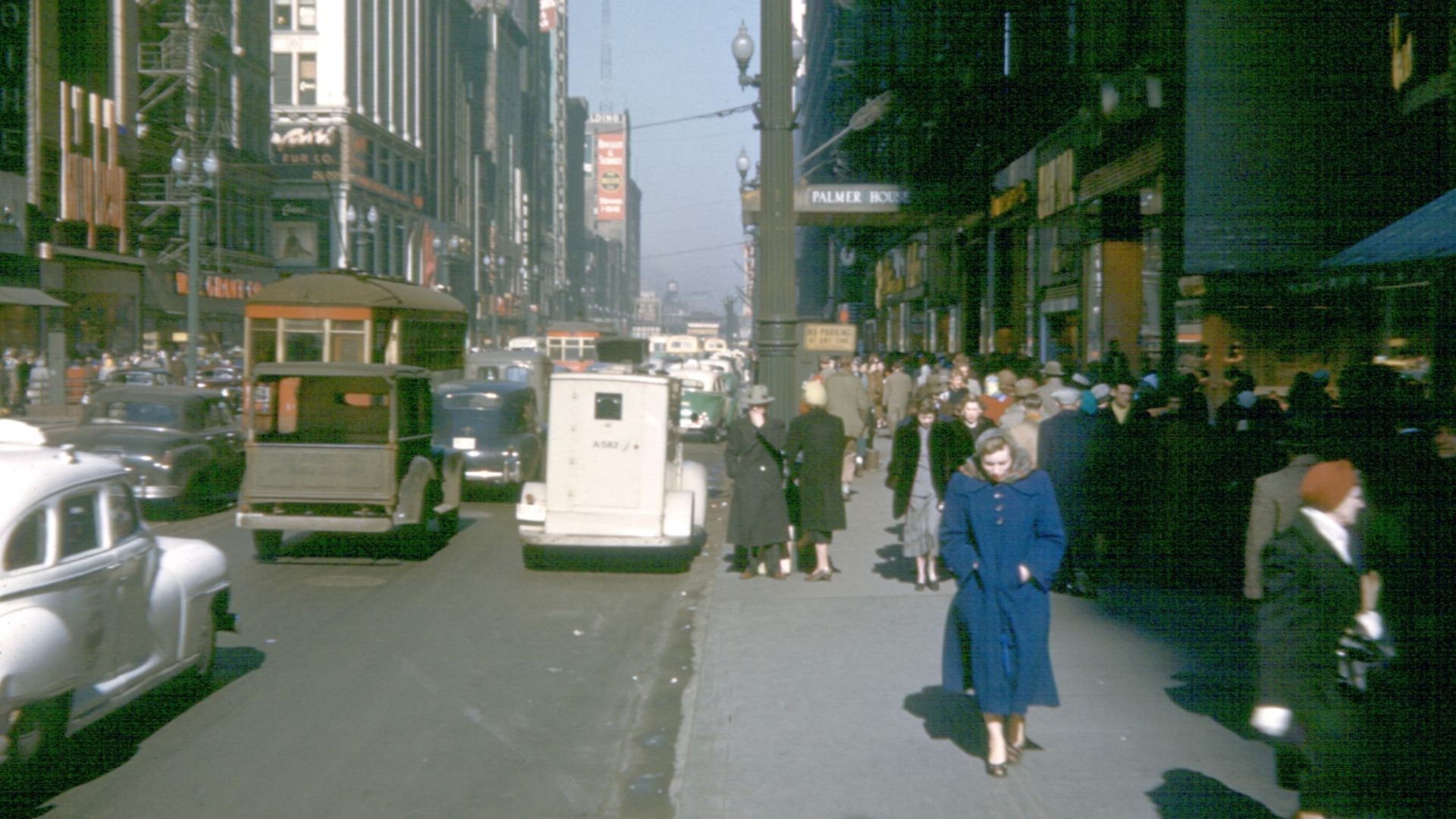 File:1952 photograph of State Street in Chicago, taken right near the Palmer House Hotel entrance (3552989558).jpg