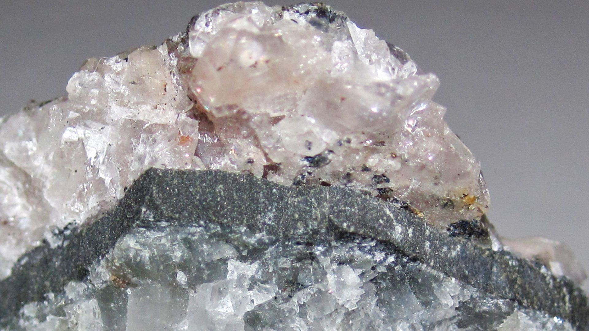 File:Chalcocite-quartz-calcite (White Pine Mine, Upper Peninsula of Michigan, USA) 3.jpg