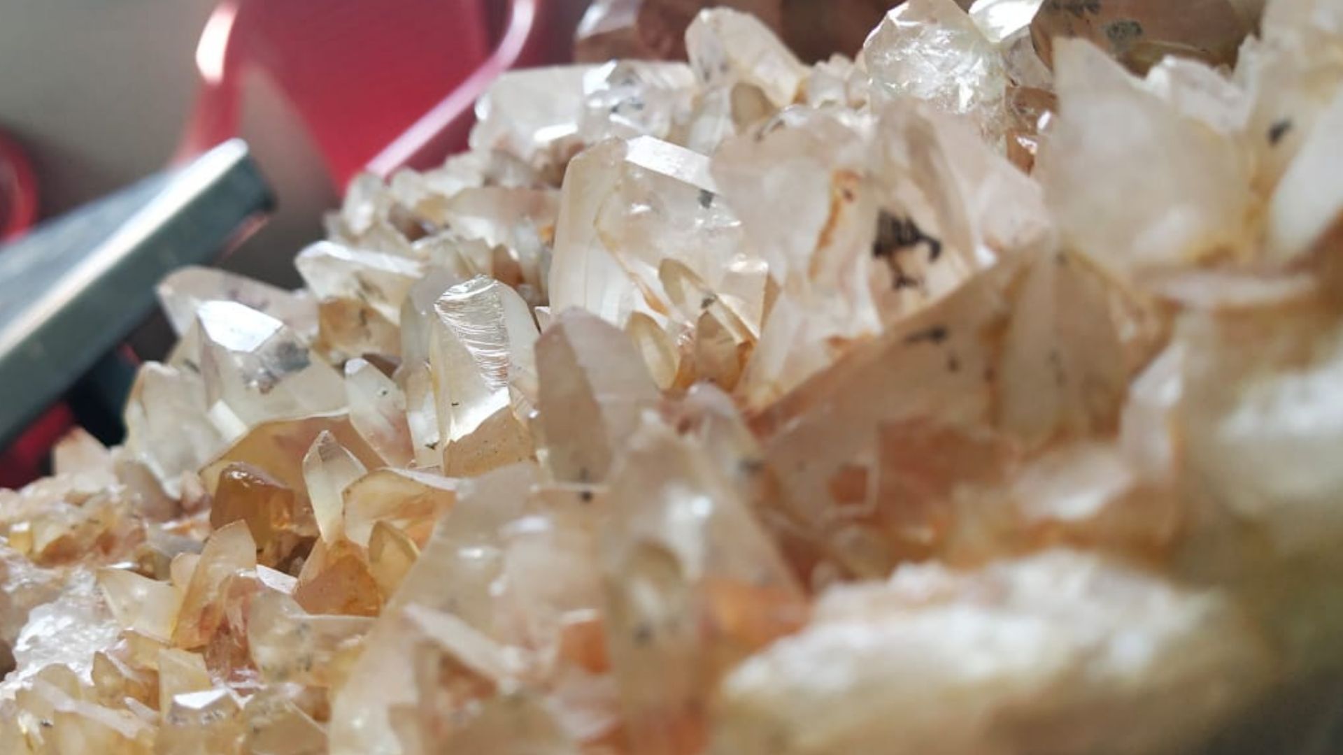 File:Quartz crystal display.jpg