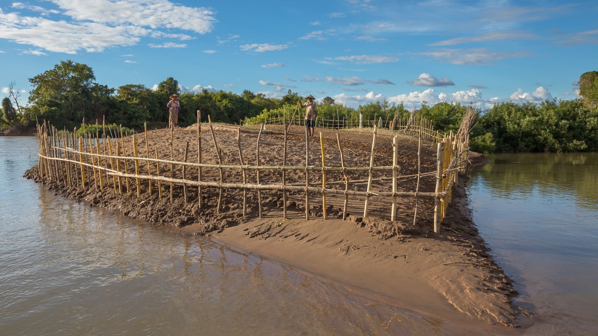 File:Wooden fence in Si Phan Don (2).jpg