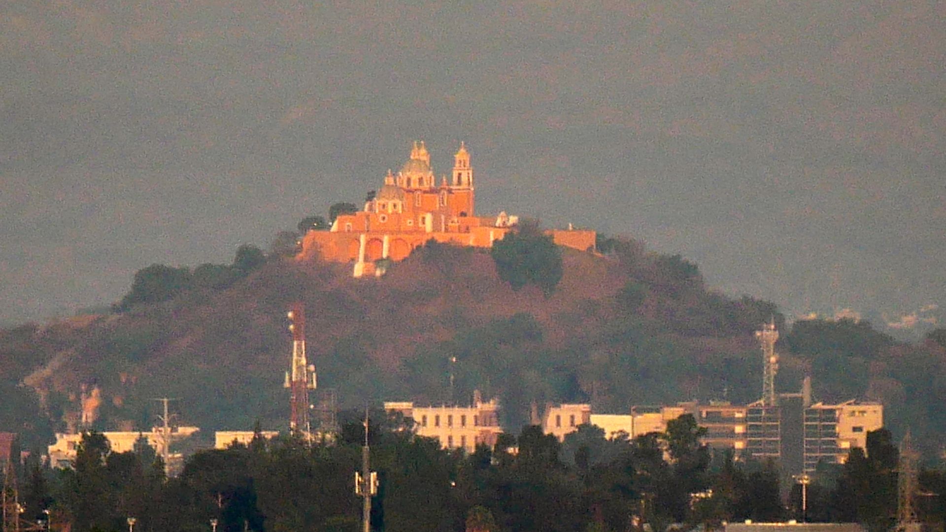 Pirámide de Cholula desde Puebla con el Popo al fondo