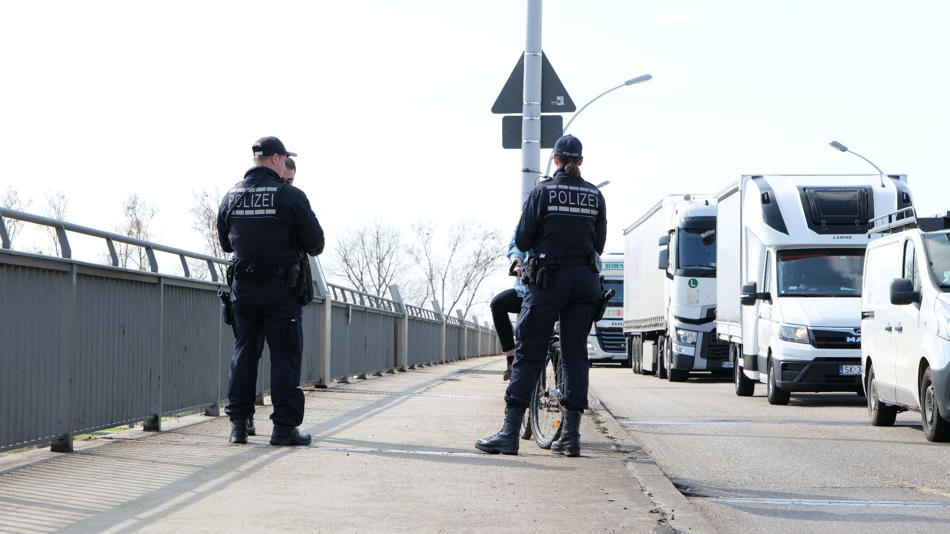 Grenzkontrollen von Ankommenden auf der deutschen Seite der Europabrücke zwischen Straßburg und Kehl am 16. März 2020.