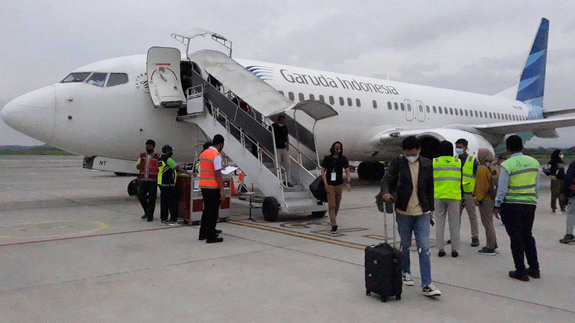 ground staffs welcoming the passangers who just arrive