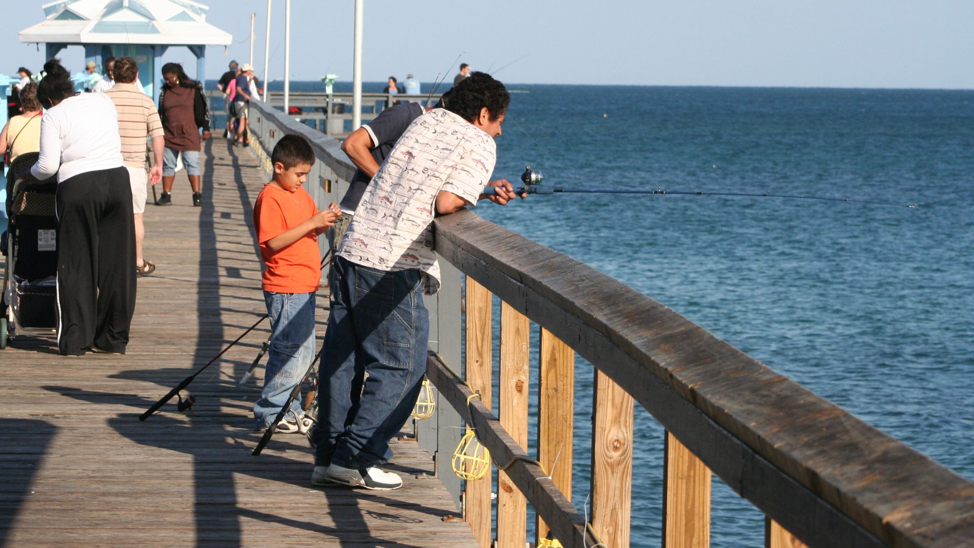 Fish Hunters . Anglin's Fishing Pier . Anglin Square / Pelican Square . Lauderdale By The Sea, FL . Saturday afternoon, 7 March 2008 . Elvert Xavier Barnes Photography