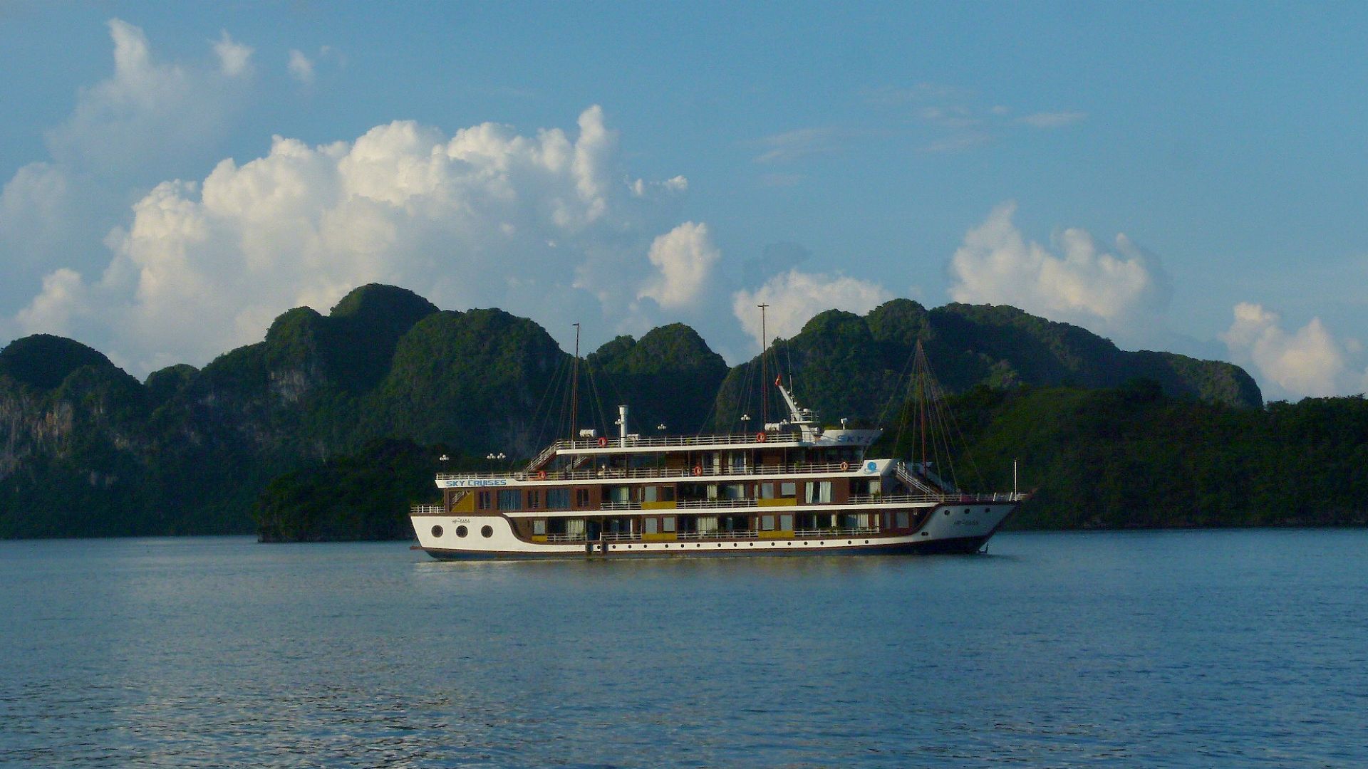 Cruise boat on Halong Bay, Vietnam