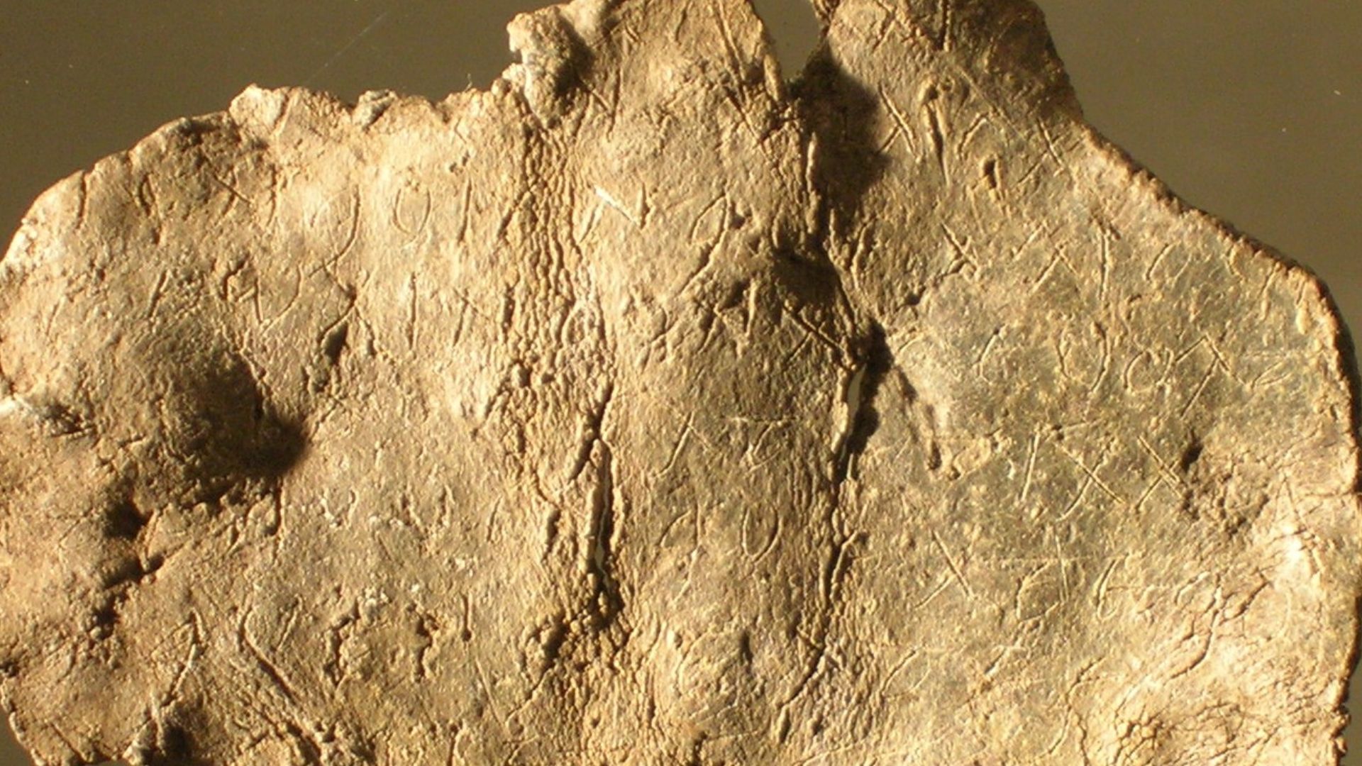 Tablette de plomb provenant de l'oppidum de la Granède (Aveyron).