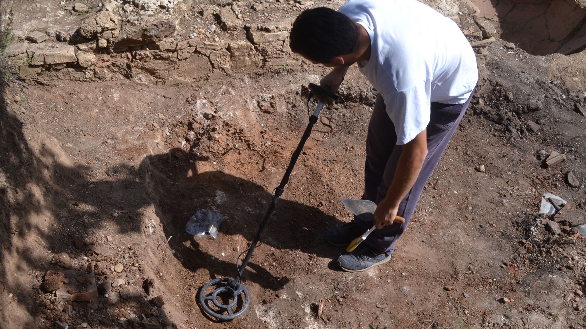 Metal detectors are inexpensive and effective remote sensing devices that should be- come part of the basic tool kit of archaeologists working at sites where metal artifacts are likely to be a part of the site assemblage.