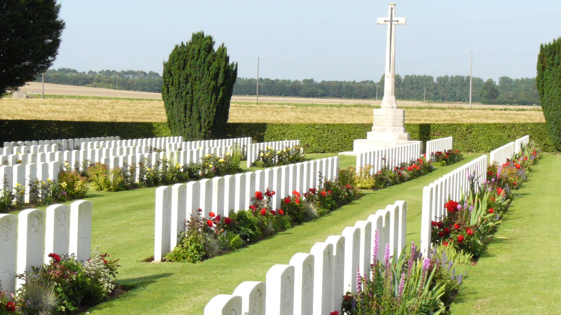 Image of the Cross of Sacrifice in the Commonwealth War Commission Anneux Cemetery, Cambrai, France.