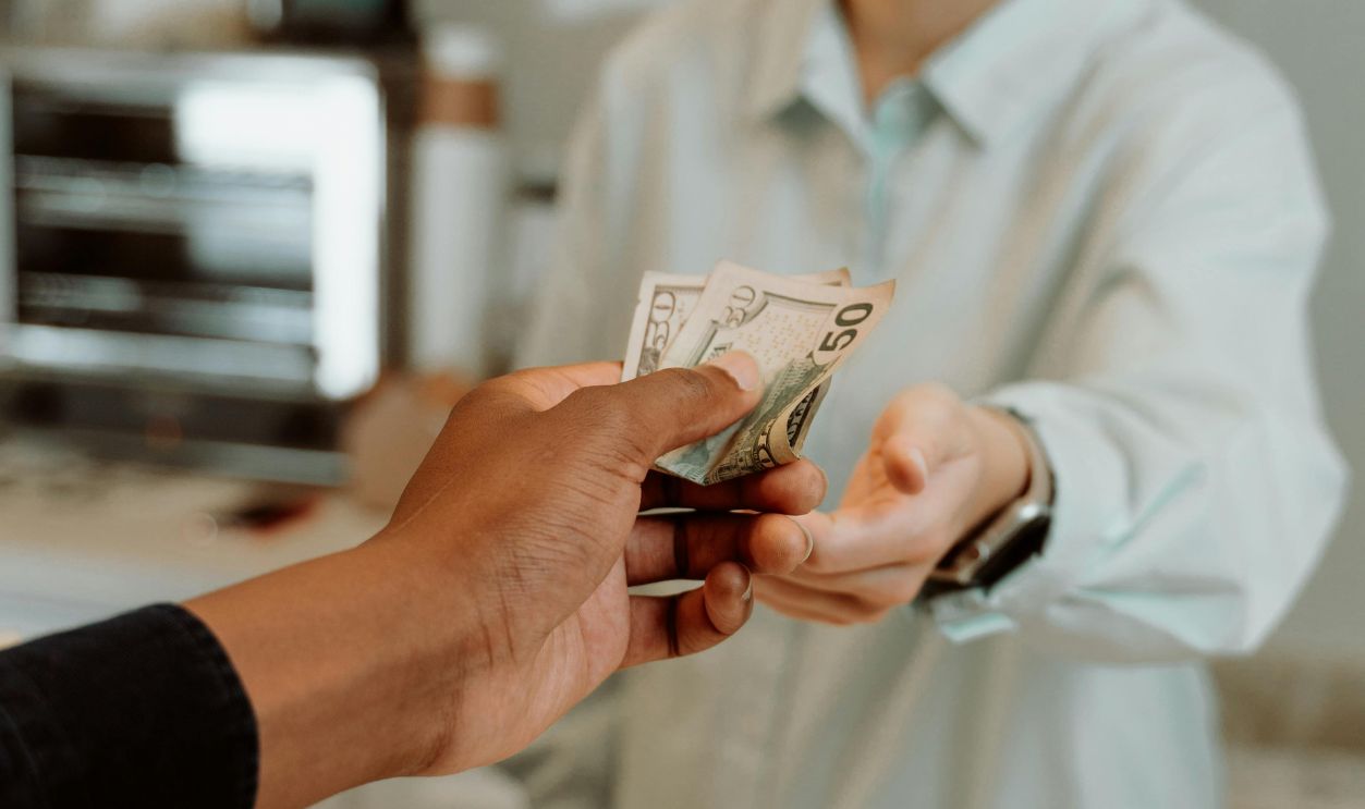Person paying on a Cashier