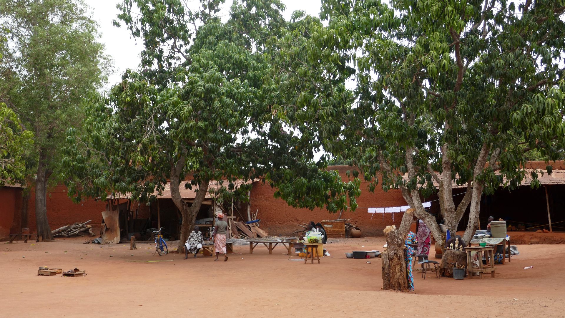 File:Palais d'Abomey-Cour intérieure.jpg