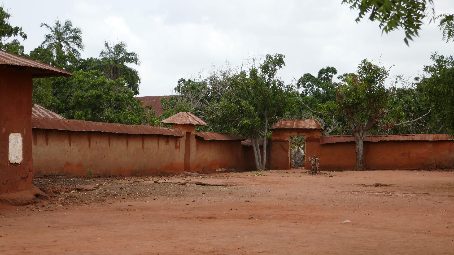 File:Abomey-Cour intérieure (2).jpg