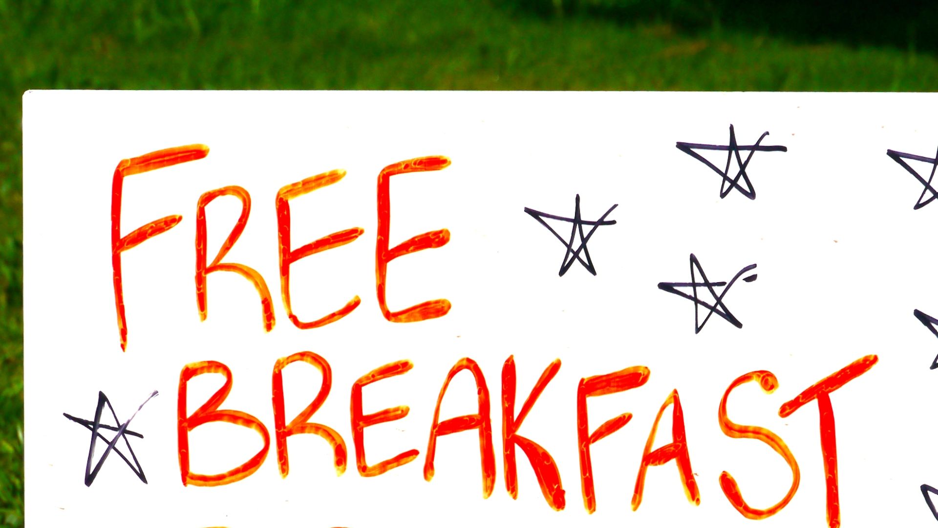 This free breakfast sign is at Kennedy Middle School in Eugene, Oregon. (kennedy.4j.lane.edu/)