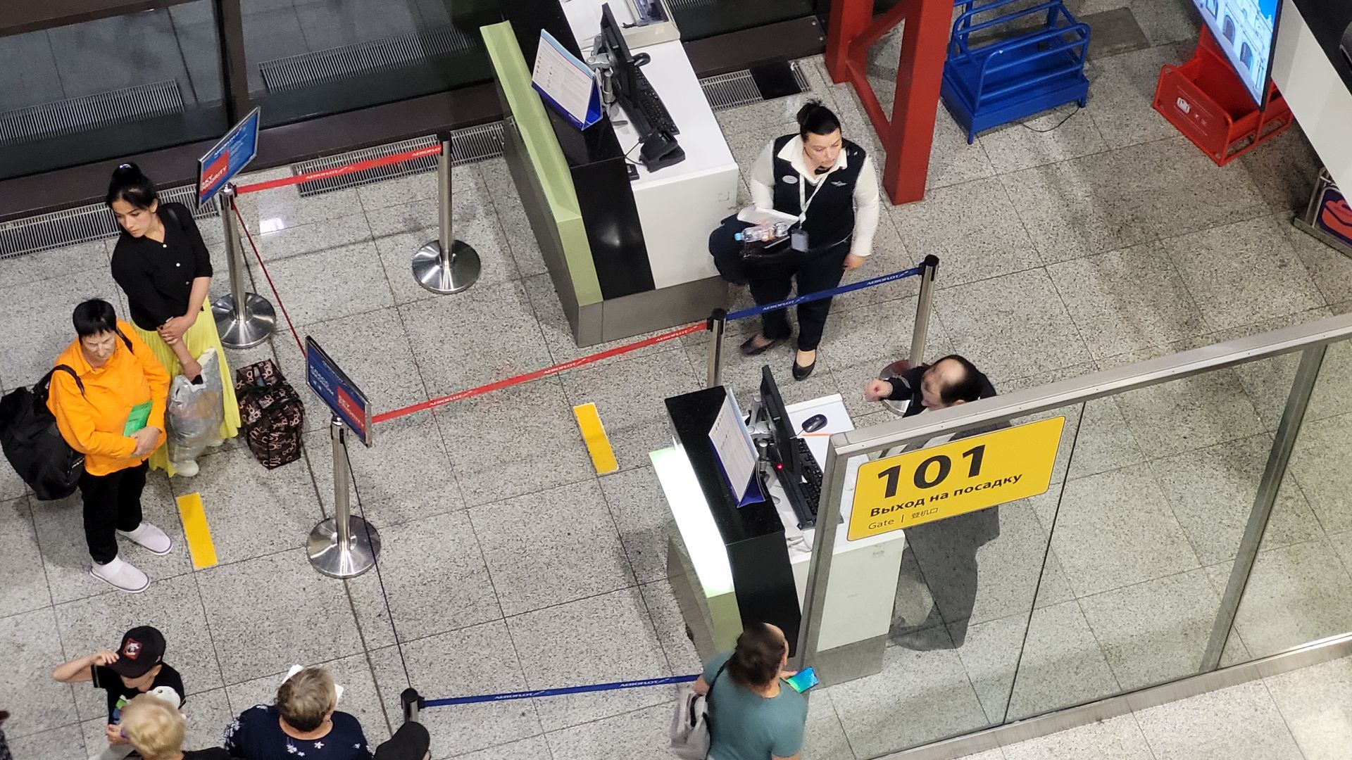 вид сверху на выход на посадку 101 в аэропорту Шереметьево. Рейс Аэрофлота Москва - Южно-Сахалинск, подвоз автобусом