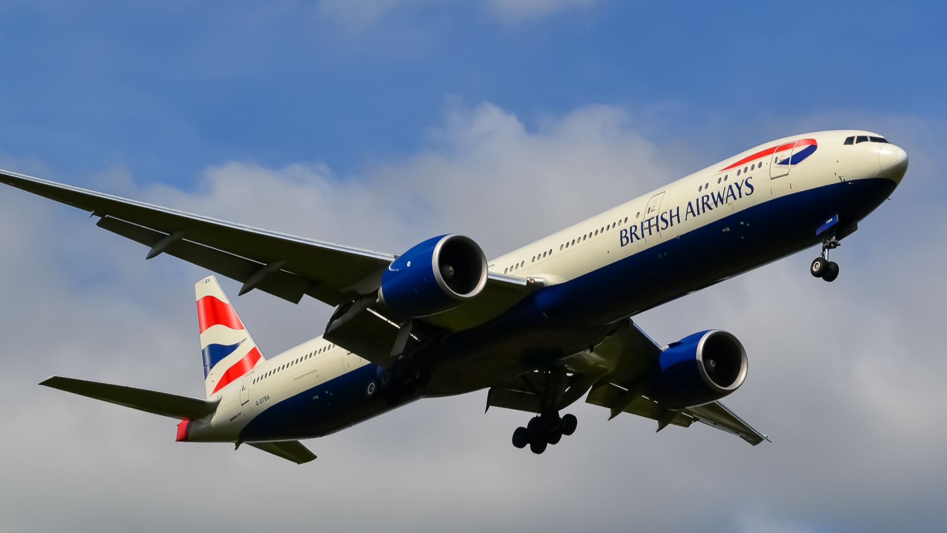 Boeing 777-336(ER) linii British Airways podchodzący do lądowania na lotnisku Heathrow w Londynie.