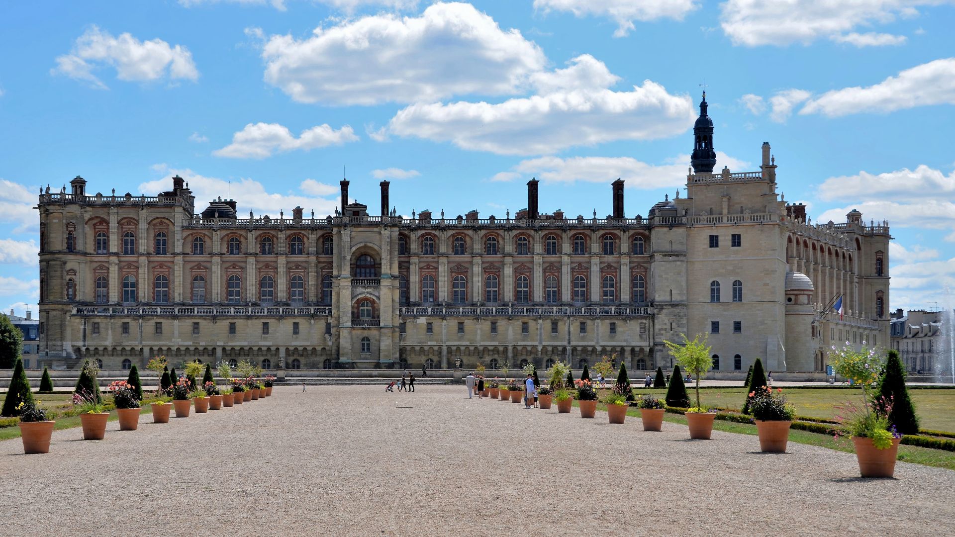 Château de Saint-Germain-en-Laye (Yvelines) - Musée d'archéologie nationale
Le château de Saint-Germain-en-Laye, appelé aussi « Château Vieux » par opposition au « Château Neuf », est une ancienne résidence des rois de France. Il a été le lieu de signature de nombreux traités de paix et d'édits royaux.
Situé dans le centre de Saint-Germain-en-Laye dans les Yvelines, il est aujourd’hui consacré au Musée d'archéologie nationale.