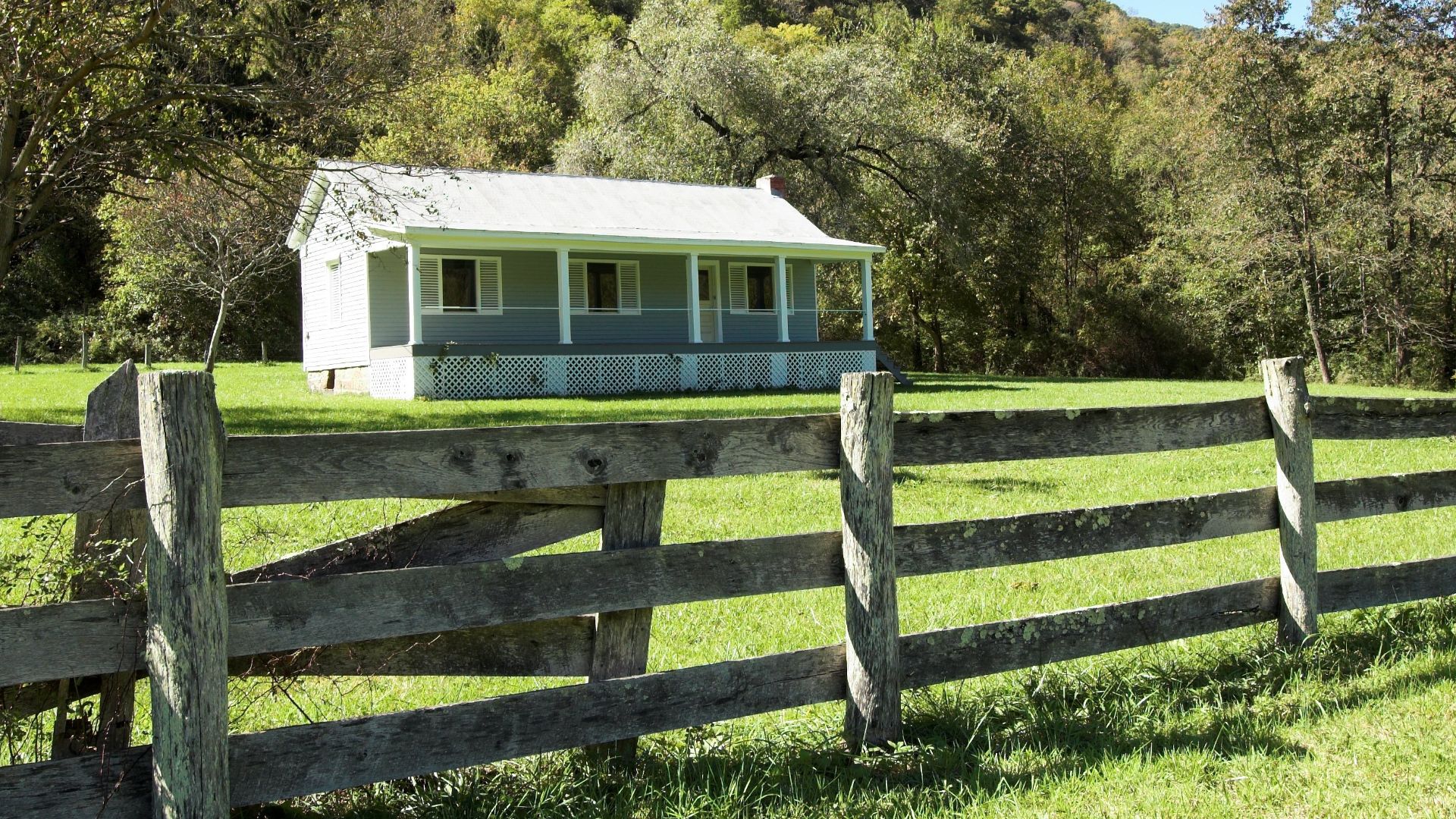 farmhouse behind split rail fence
The Richmond Hamilton Farmhouse
Keywords: farm; subsistence farming; New River Gorge