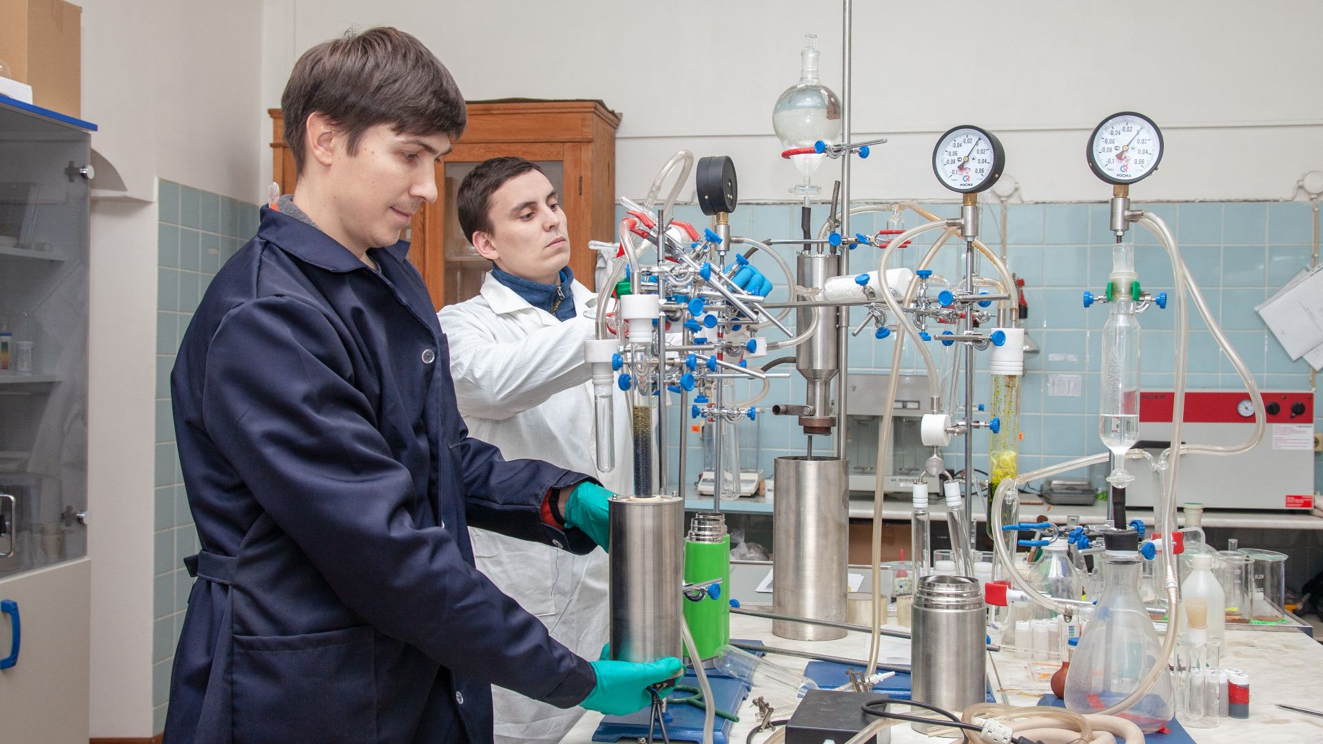 Scientists from the Lab for Ecological Radiology of the Institute of Geodinamics and Geology of the Federal Center for Integrated Arctic Research of the Ural Branch of RAS synthesize benzene using a water decomposition of lithium carbide with a subsequent trimerization of acetylene. On this photo, you can see the counting samples processing for further 14C dating using the special equipment “Laboratory system for sample preparation and enrichment for 14C and 3H identification in ultra-low concentrations”.