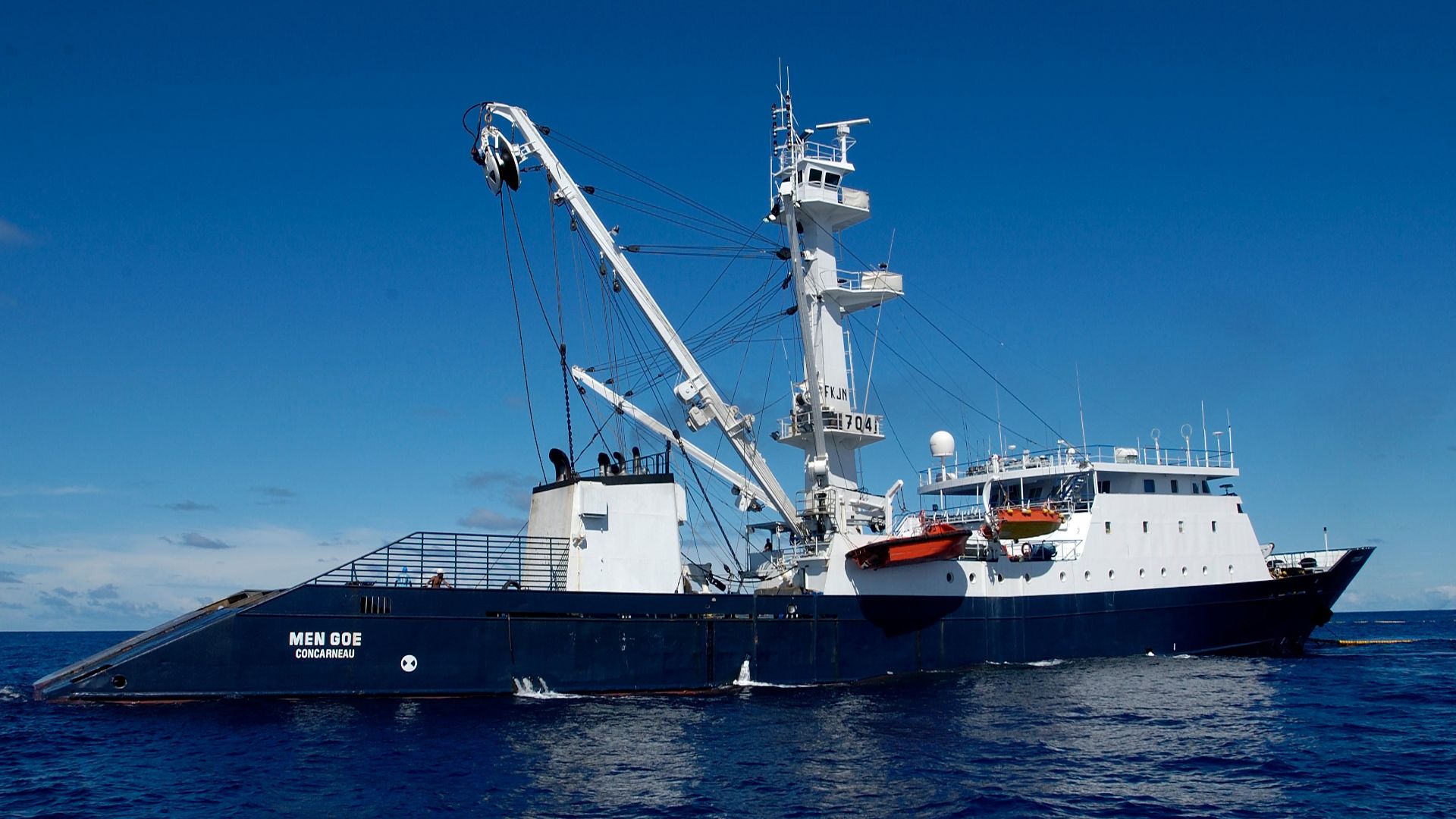Men Goe is an 80 m tuna purse seiner, built in Concarneau and whose home port is Victoria in the Seychelles. Its fishing area is the Indian Ocean.