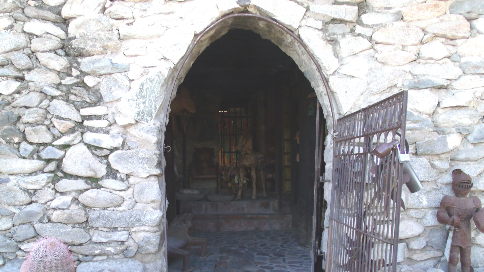 File:Phoenix-Mystery Castle-Main Entrance.jpg