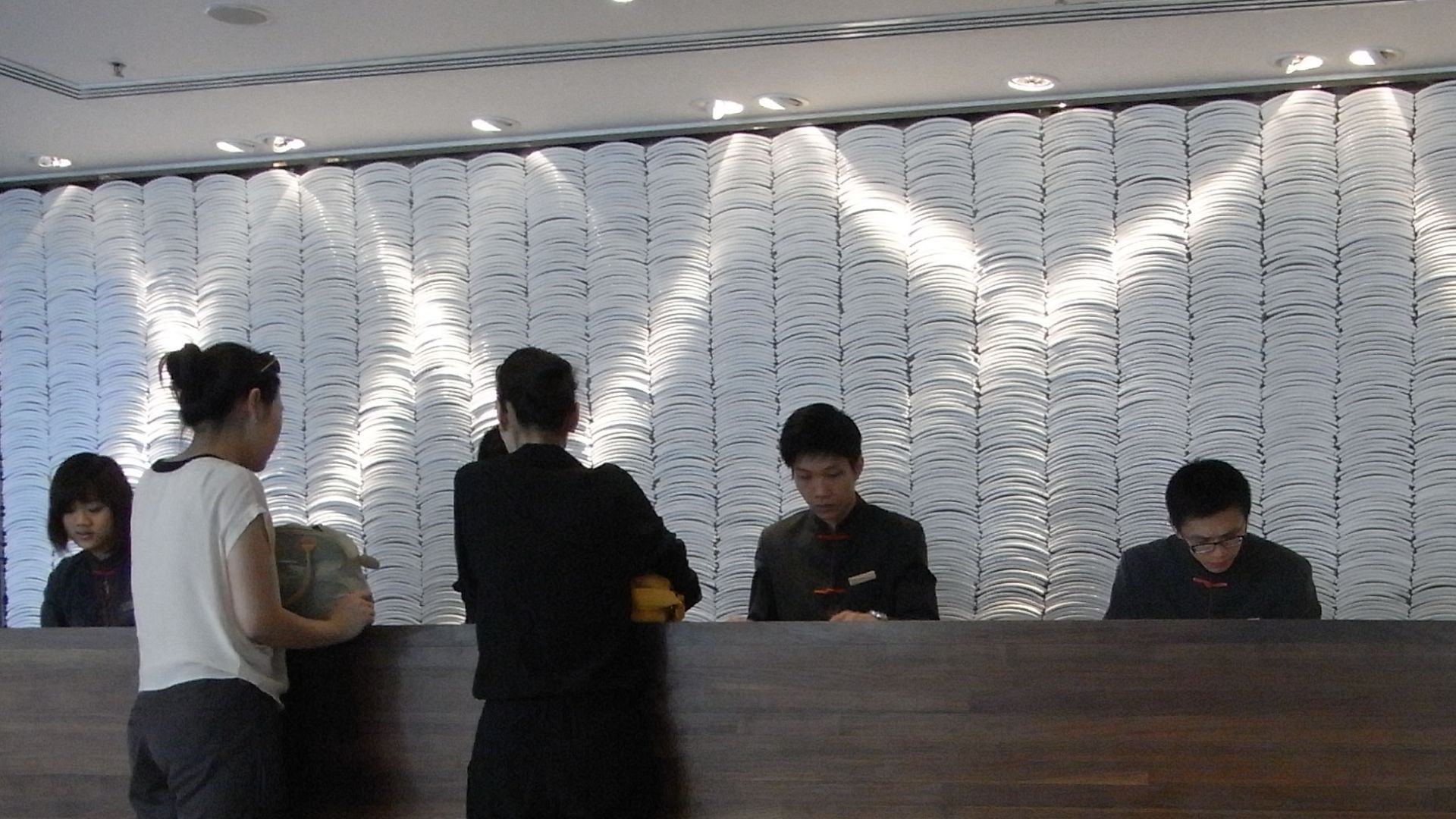 zh:香港島石塘咀zh:皇后大道西508號 
zh:香港盛貿飯店