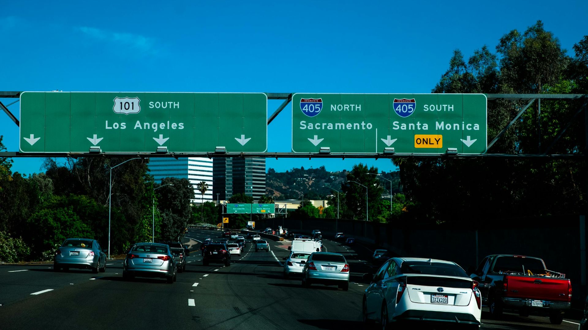 View of Highway 101 South with cars and clear signages towards Los Angeles and Santa Monica.